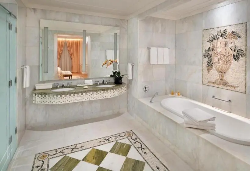 سوئیت با چشم‌انداز رودخانه, Palazzo Versace Dubai