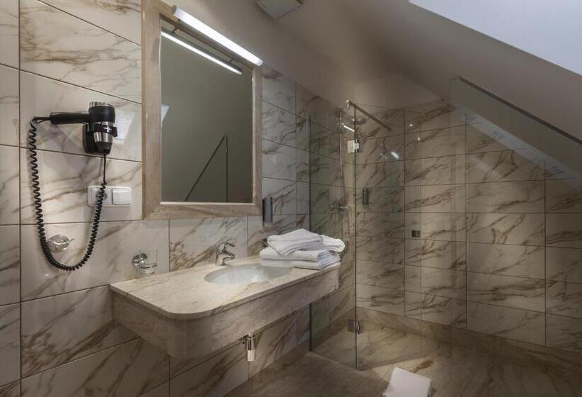 اتاق اجرایی, Little King U Malvaze