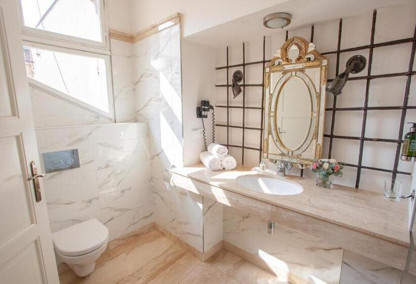 اتاق اجرایی, Little King U Malvaze