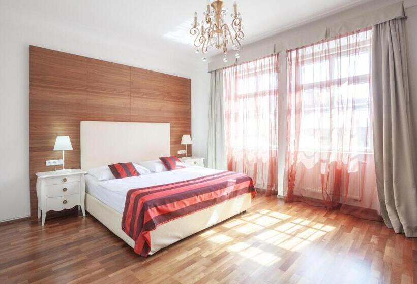 اتاق اجرایی, Little King U Malvaze