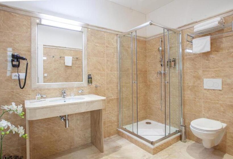 اتاق اجرایی سه نفره, Little King U Malvaze