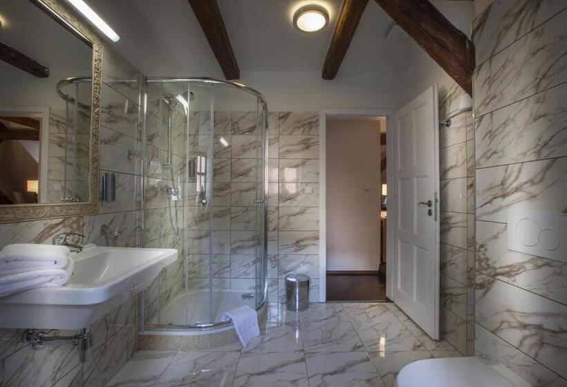 اتاق اجرایی سه نفره, Little King U Malvaze