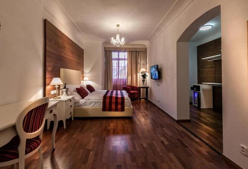 اتاق اجرایی سه نفره, Little King U Malvaze