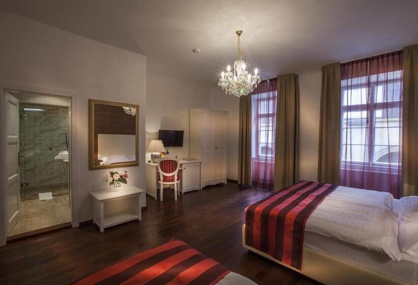 اتاق اجرایی سه نفره, Little King U Malvaze