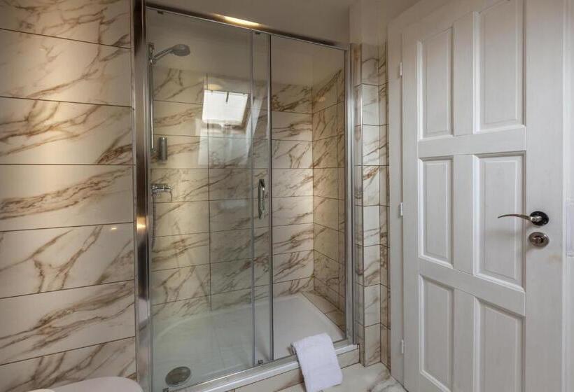 سوئیت خانواده 2 خوابه, Little King U Malvaze