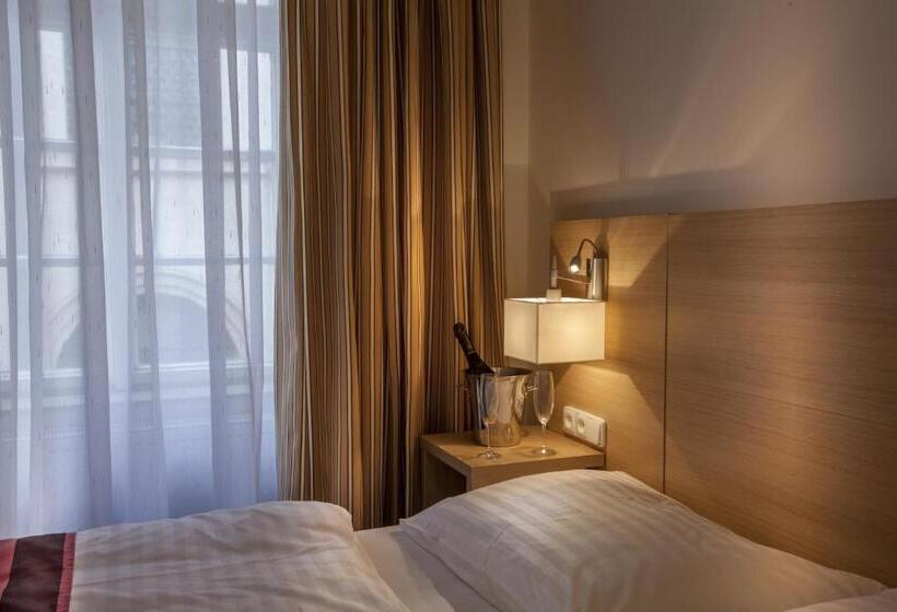 سوئیت خانواده 2 خوابه, Little King U Malvaze