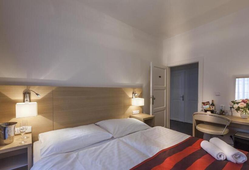 سوئیت خانواده 2 خوابه, Little King U Malvaze