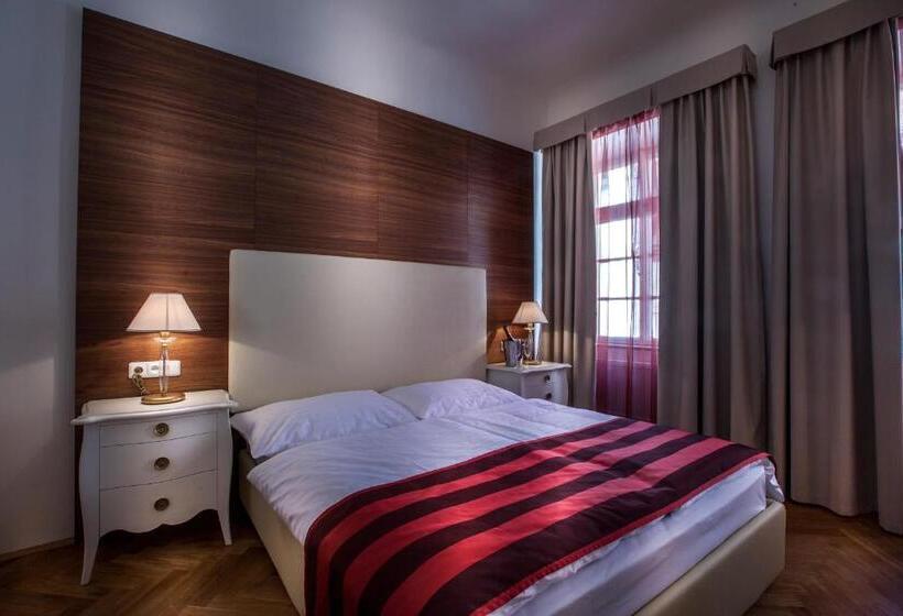 اتاق لوکس, Little King U Malvaze