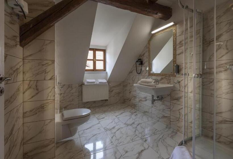 اتاق لوکس سه تخته, Little King U Malvaze