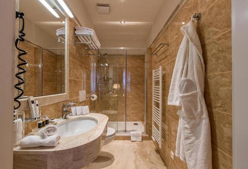 سوئیت رویال, Little King U Malvaze