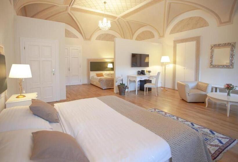 سوئیت رویال, Little King U Malvaze