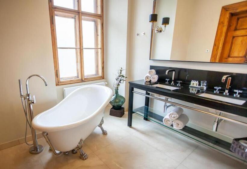 سوییت جونیور, Little King U Malvaze