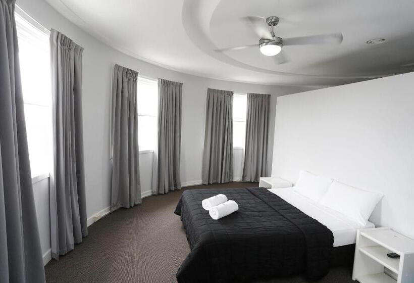 חדר משפחתי חדר אמבטיה משותף, The Lakes