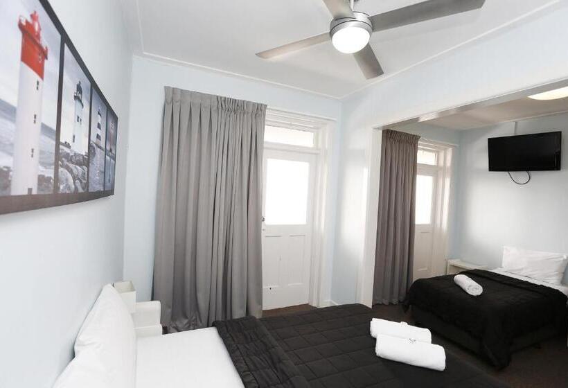 חדר סטנדרט לשלושה עם חדר אמבטיה משוף, The Lakes