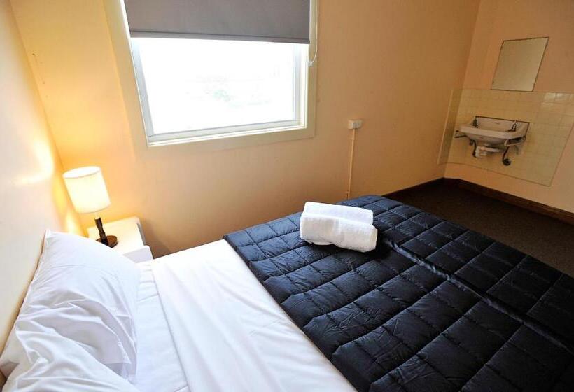 חדר מוזל מקלחת משותפת, The Lakes