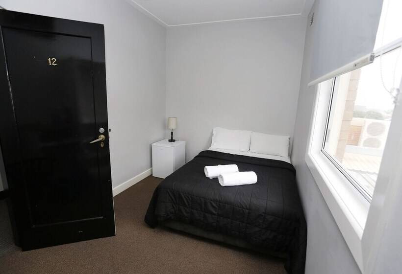 חדר מוזל מקלחת משותפת, The Lakes