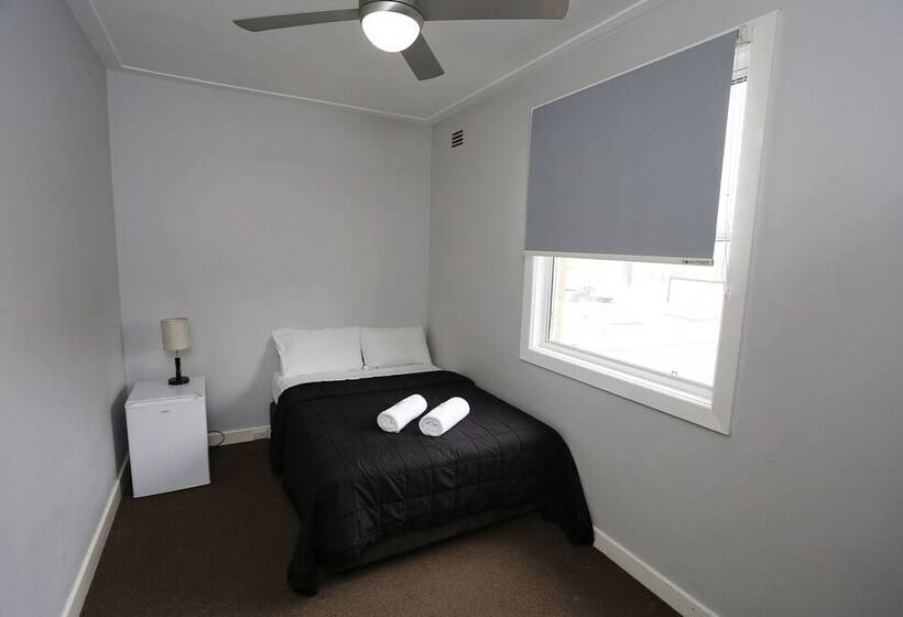 חדר מוזל מקלחת משותפת, The Lakes