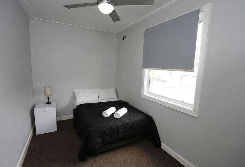 חדר מוזל מקלחת משותפת, The Lakes