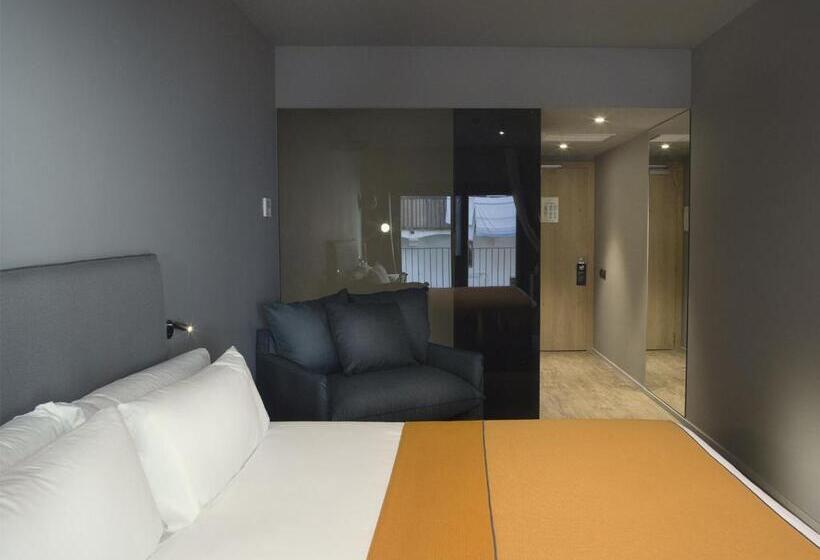 اتاق استاندارد سه نفره, Yurbban Trafalgar