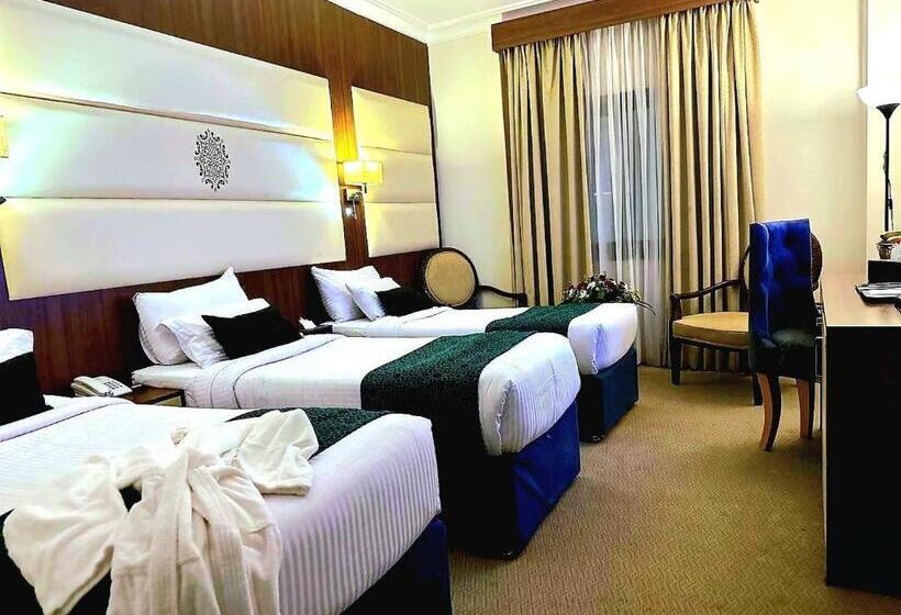 غرفة قياسية ثلاثية, One Inn