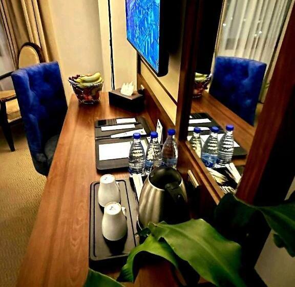 جناح جونيور, One Inn