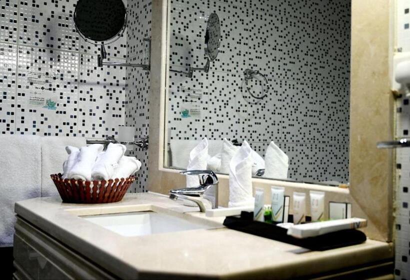 جناح جونيور, One Inn