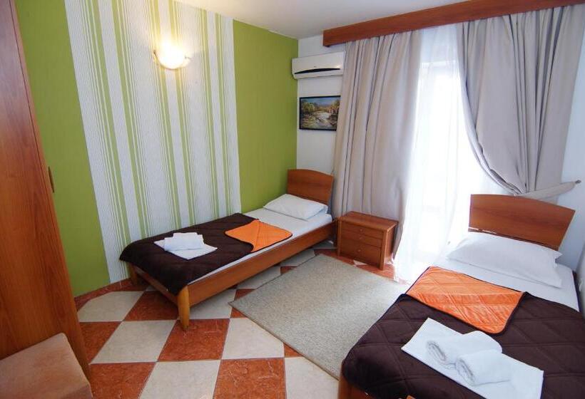 اتاق استاندارد سه نفره با چشم‌انداز کنار دریا, Guesthouse Villa Gaga