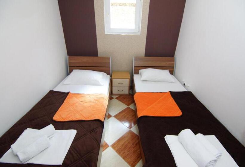 استودیوی استاندارد, Guesthouse Villa Gaga