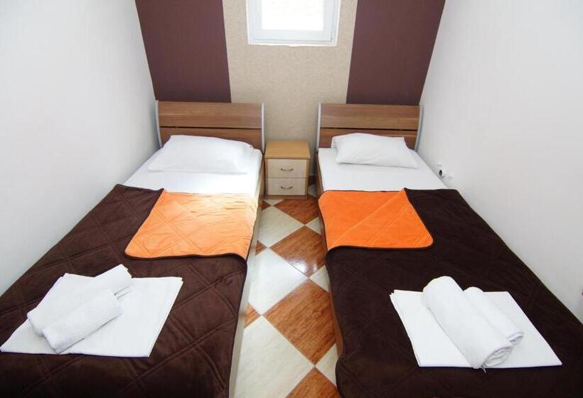 استودیوی استاندارد, Guesthouse Villa Gaga