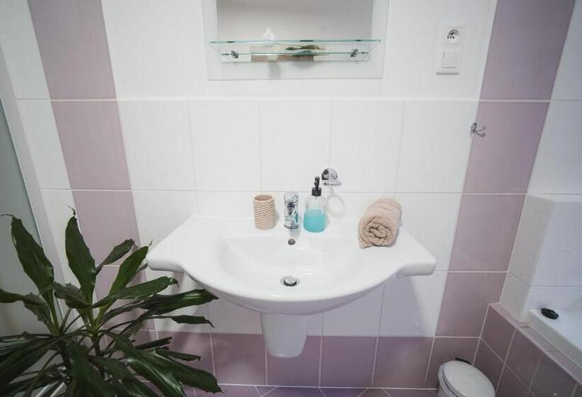 Escritório Deluxe, Pension štěpán