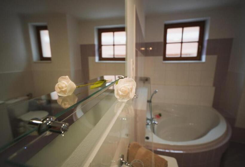 Escritório Deluxe, Pension štěpán