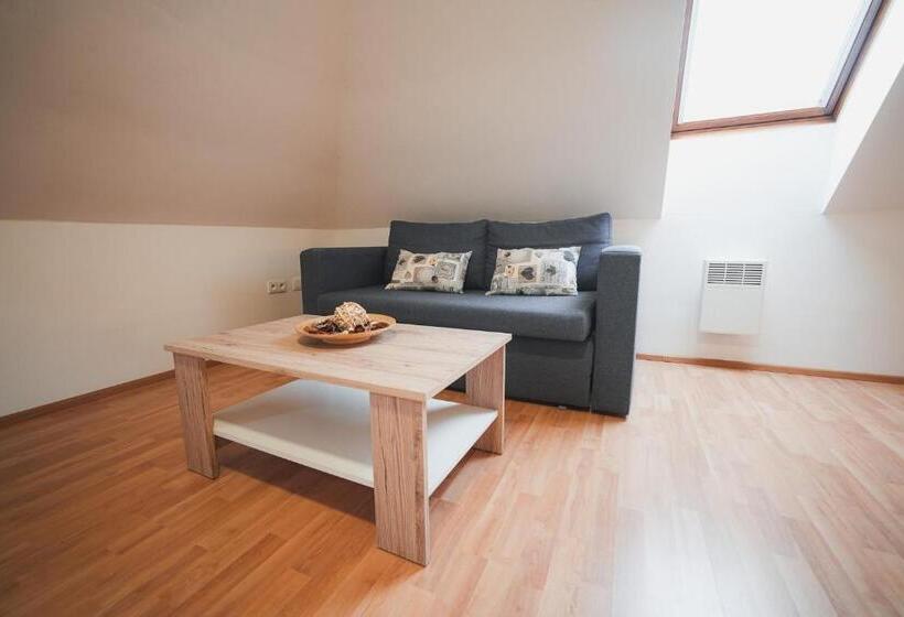 Escritório Standard Vista Jardim, Pension štěpán