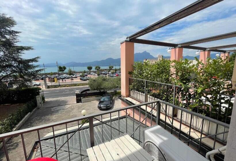 标准三人间, Al Castello