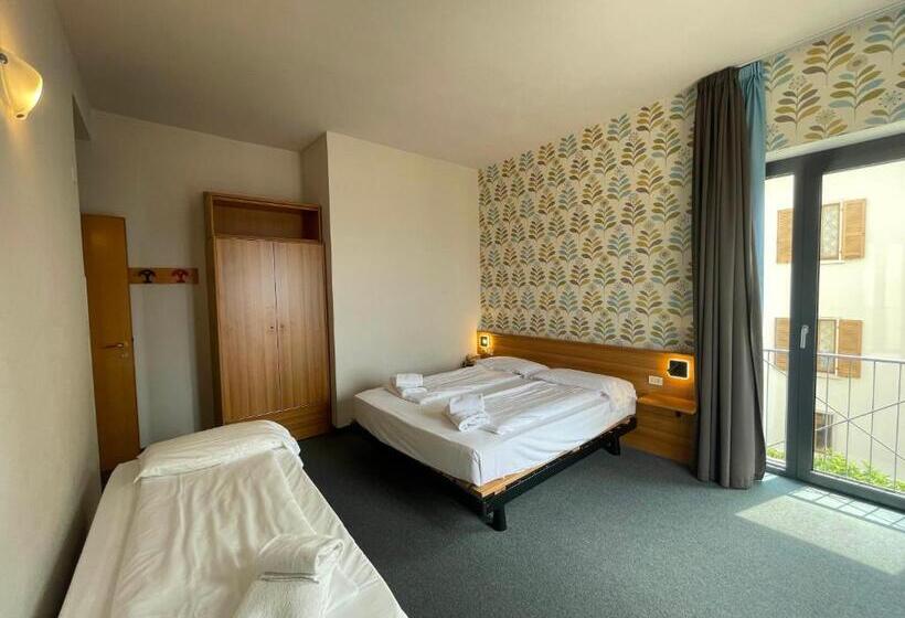 标准三人间, Al Castello