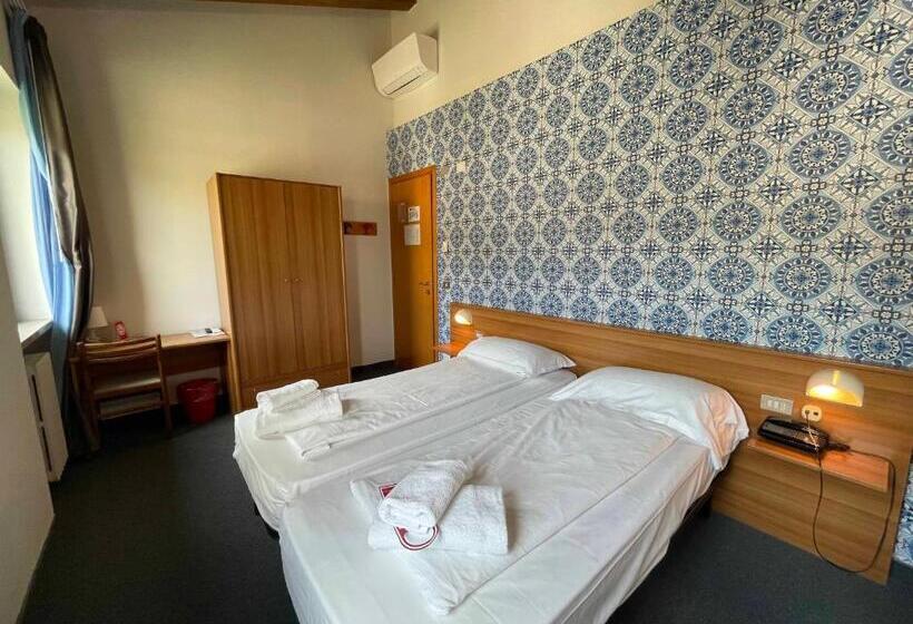 标准单人间, Al Castello