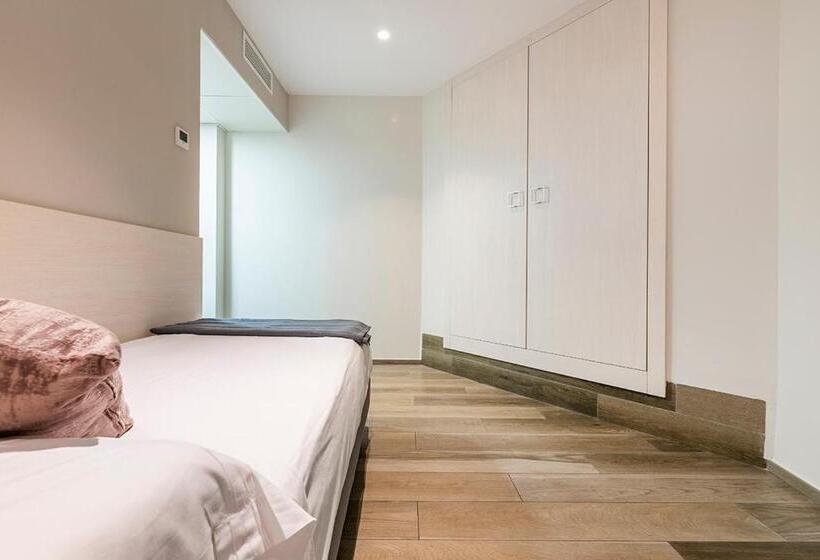 高级三人间, Centre Reus