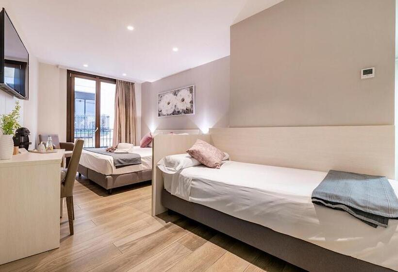 高级三人间, Centre Reus