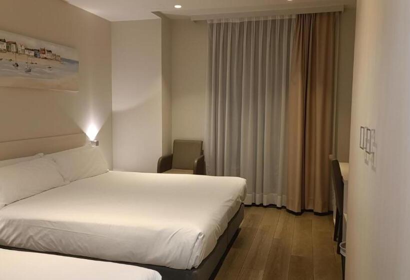 标准三人间, Centre Reus