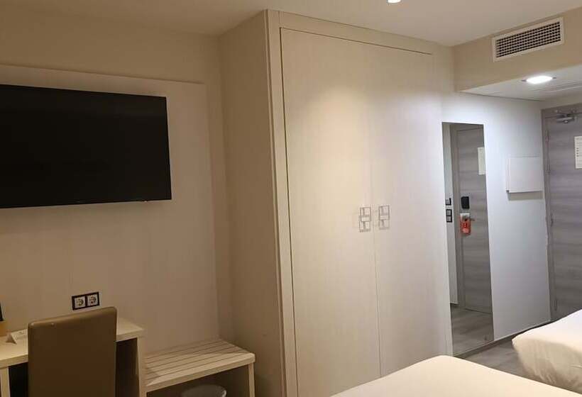 标准三人间, Centre Reus