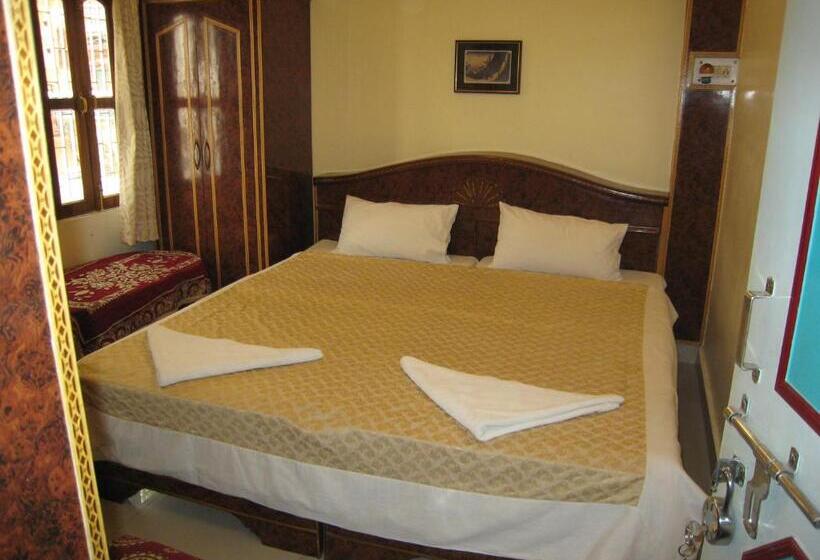 スタンダードルーム, Kedareswar B&b