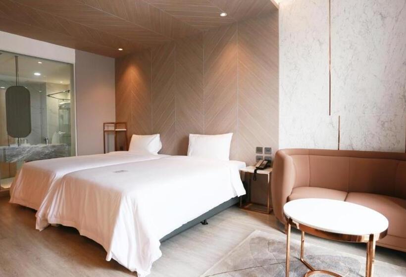 스탠다드 스튜디오 풀장 전망, Golden City Rayong