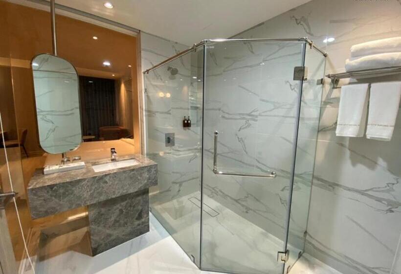 스탠다드 스튜디오 풀장 전망, Golden City Rayong