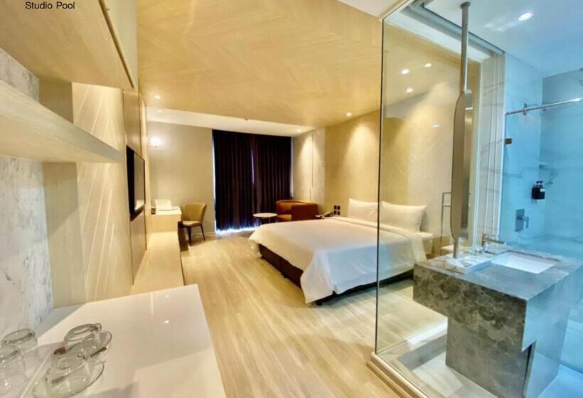 استودیو استاندارد با چشم‌انداز استخر, Golden City Rayong