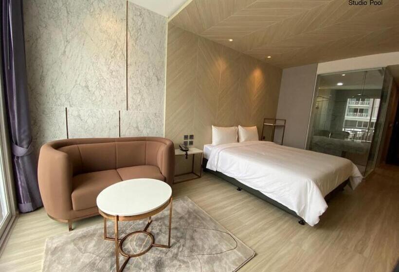 스탠다드 스튜디오 풀장 전망, Golden City Rayong