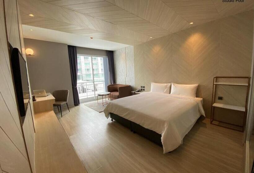 스탠다드 스튜디오 풀장 전망, Golden City Rayong