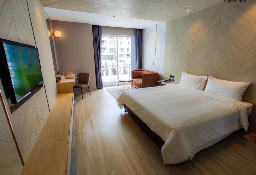 스탠다드 스튜디오 풀장 전망, Golden City Rayong