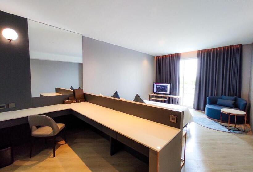 스탠다드 스튜디오 (전망), Golden City Rayong