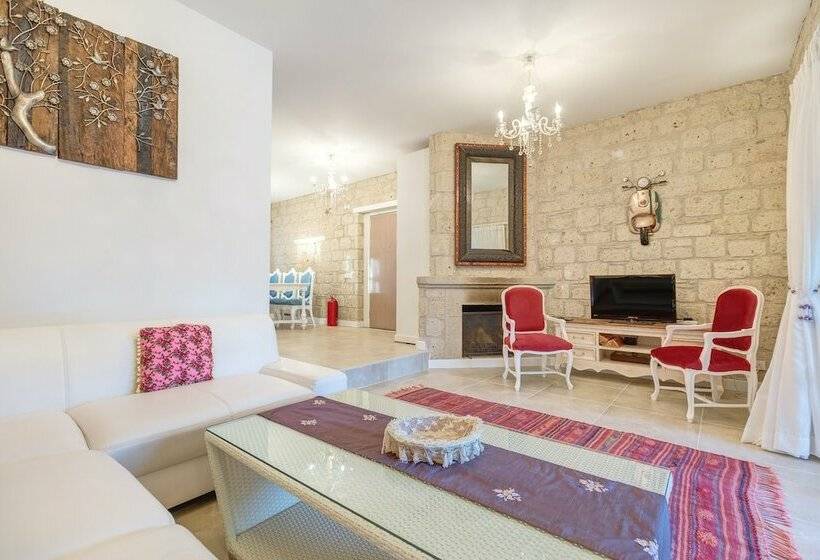 带1个卧室的别墅, Alaroof