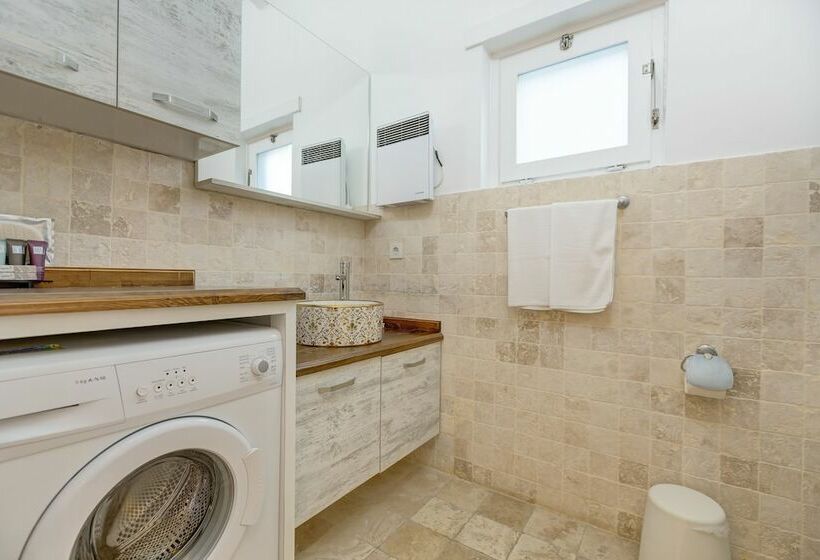 带1个卧室的别墅, Alaroof