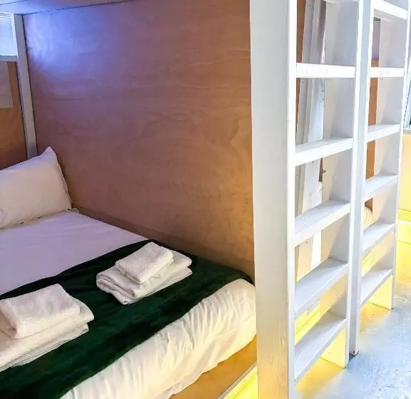 ファミリーステューディオ, X Hotel Brunswick Square